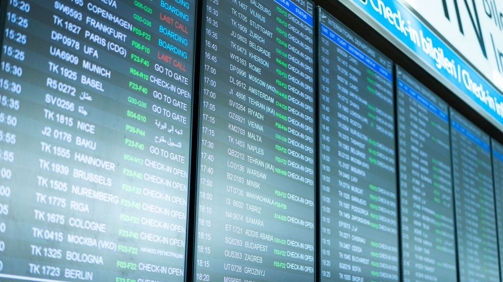 Abflugtafel an einem Flughafen