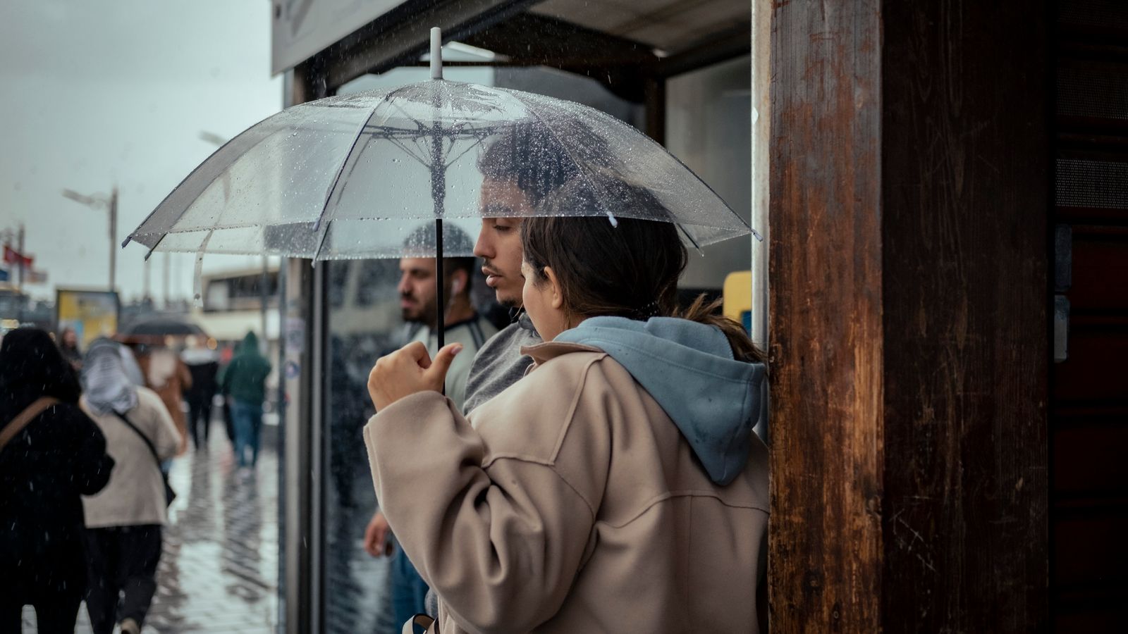 Aufgespannter Regenschirm als Symbol für Schutz