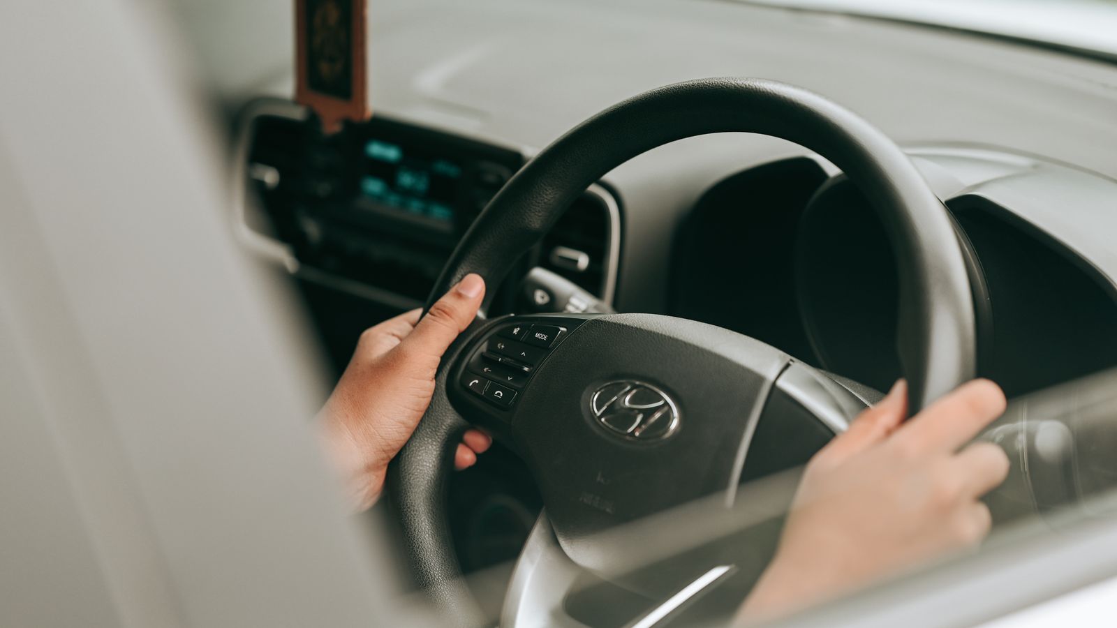 Hände am Lenkrad eines Autos
