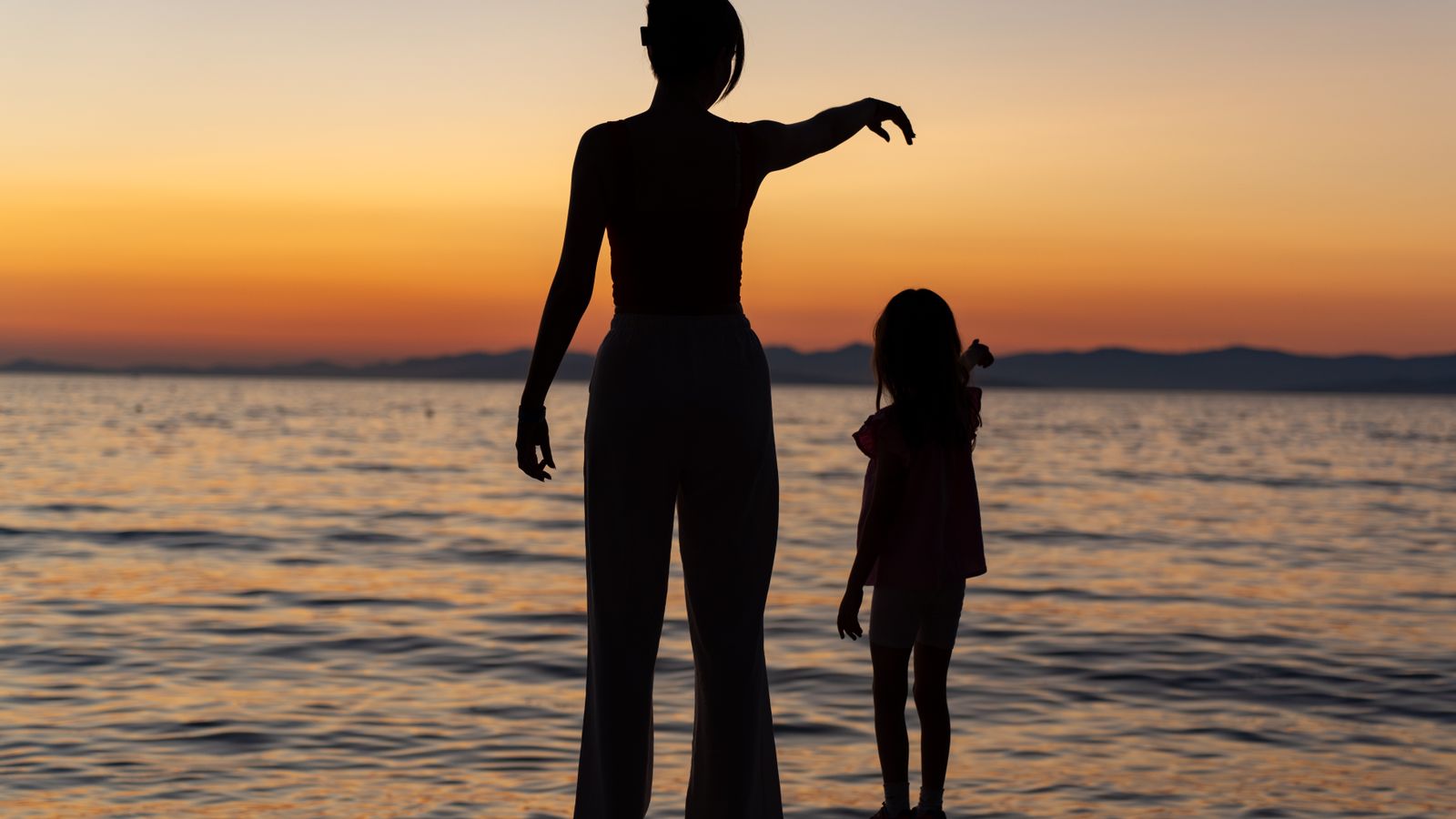 Silhouette einer Familie im Gegenlicht