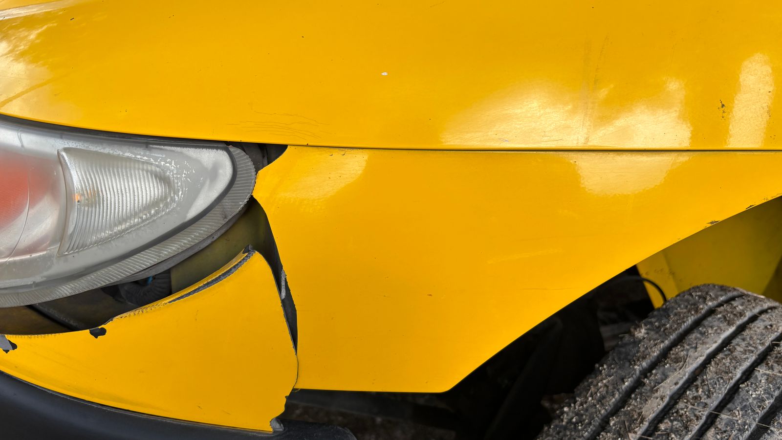 Beschädigte Fahrzeugfront nach einem Unfall
