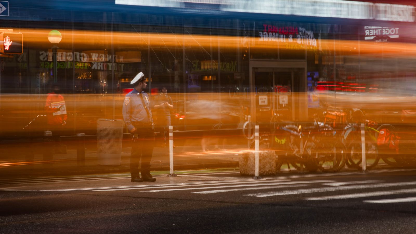 Polizeikontrolle an einer Straße bei Nacht