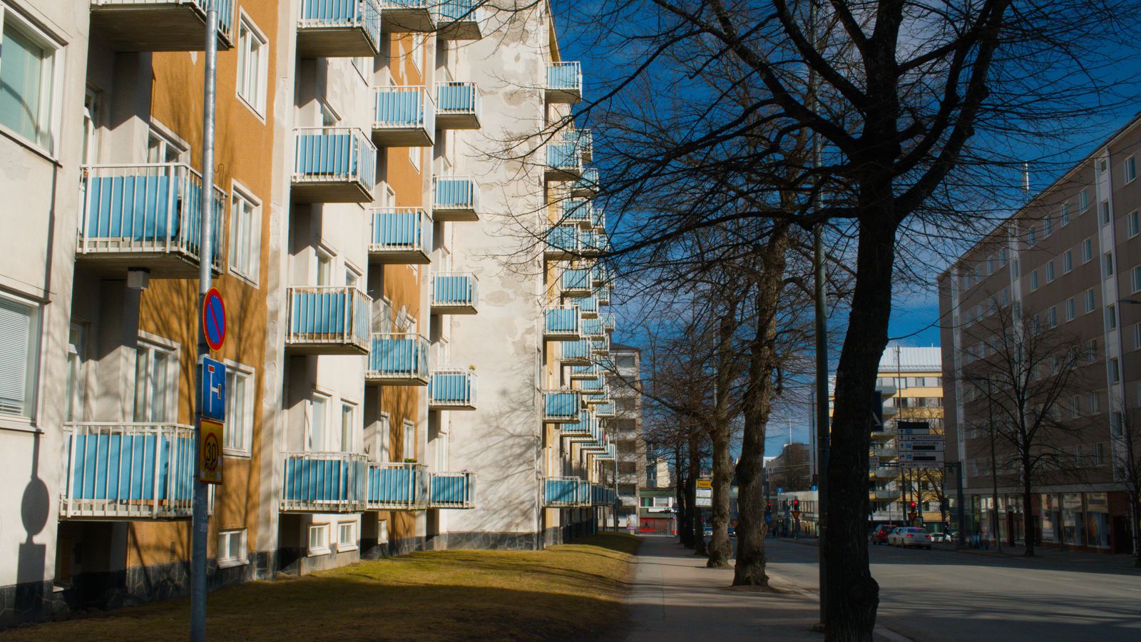Mehrfamilienhäuser an einer Wohnstraße