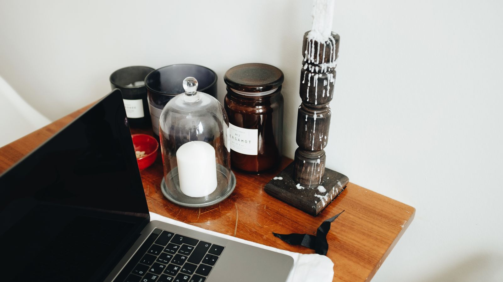 Arbeitsplatz mit Laptop im Homeoffice