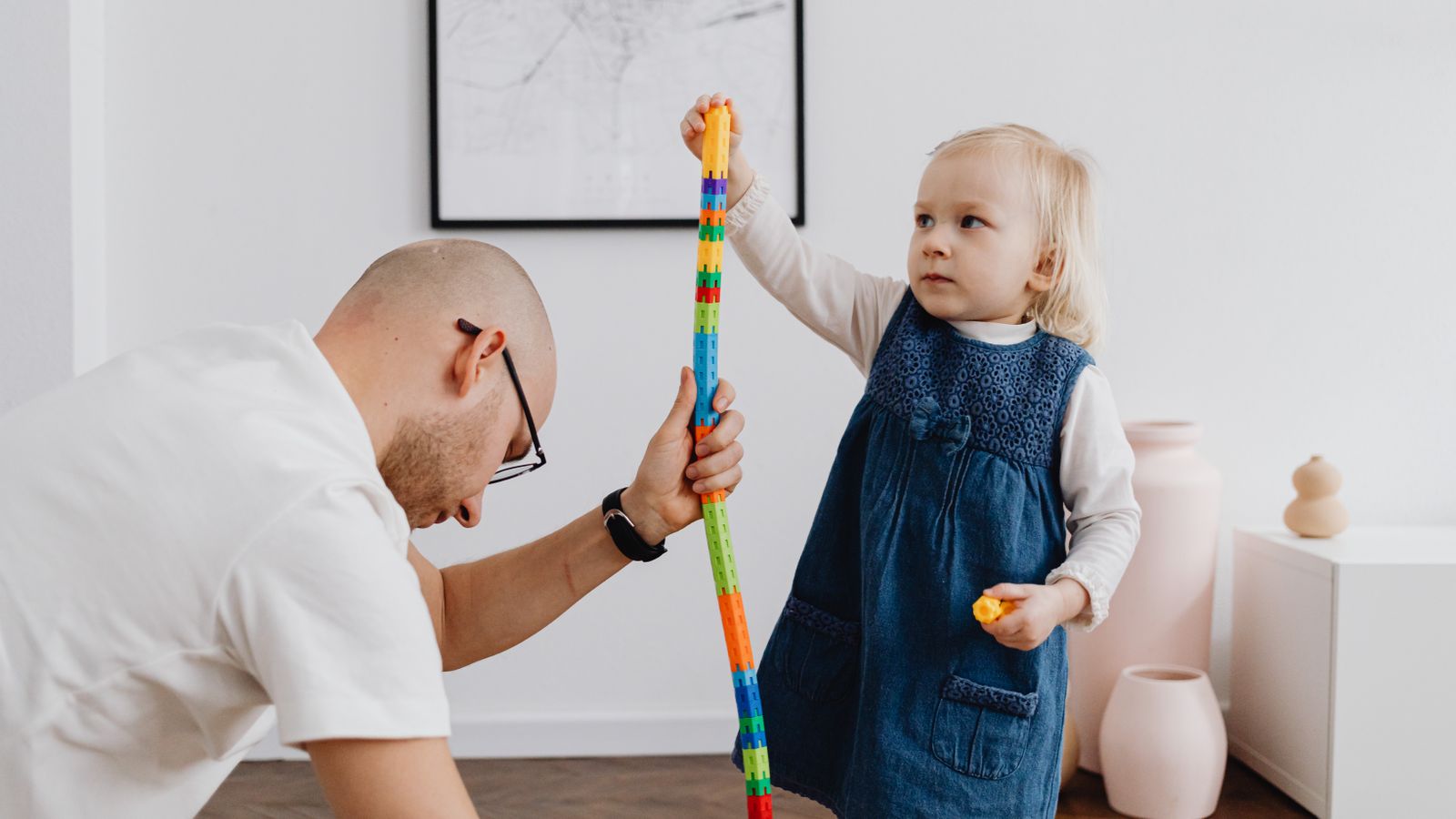 Vater spielt mit seiner Tochter auf dem Spielplatz
