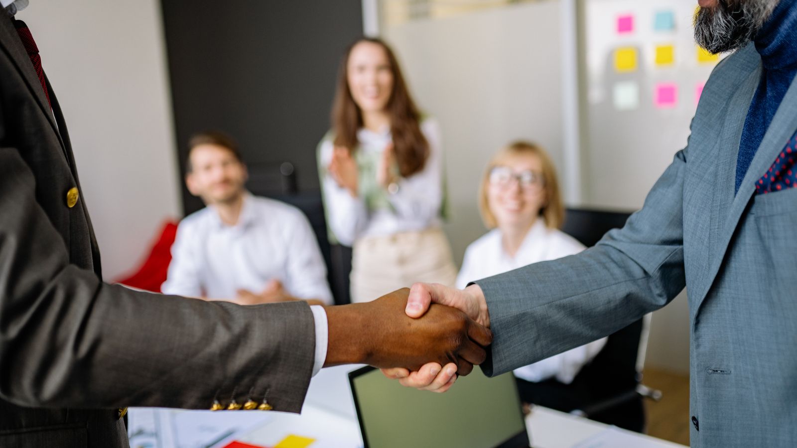 Händedruck zweier Personen in einem Büro