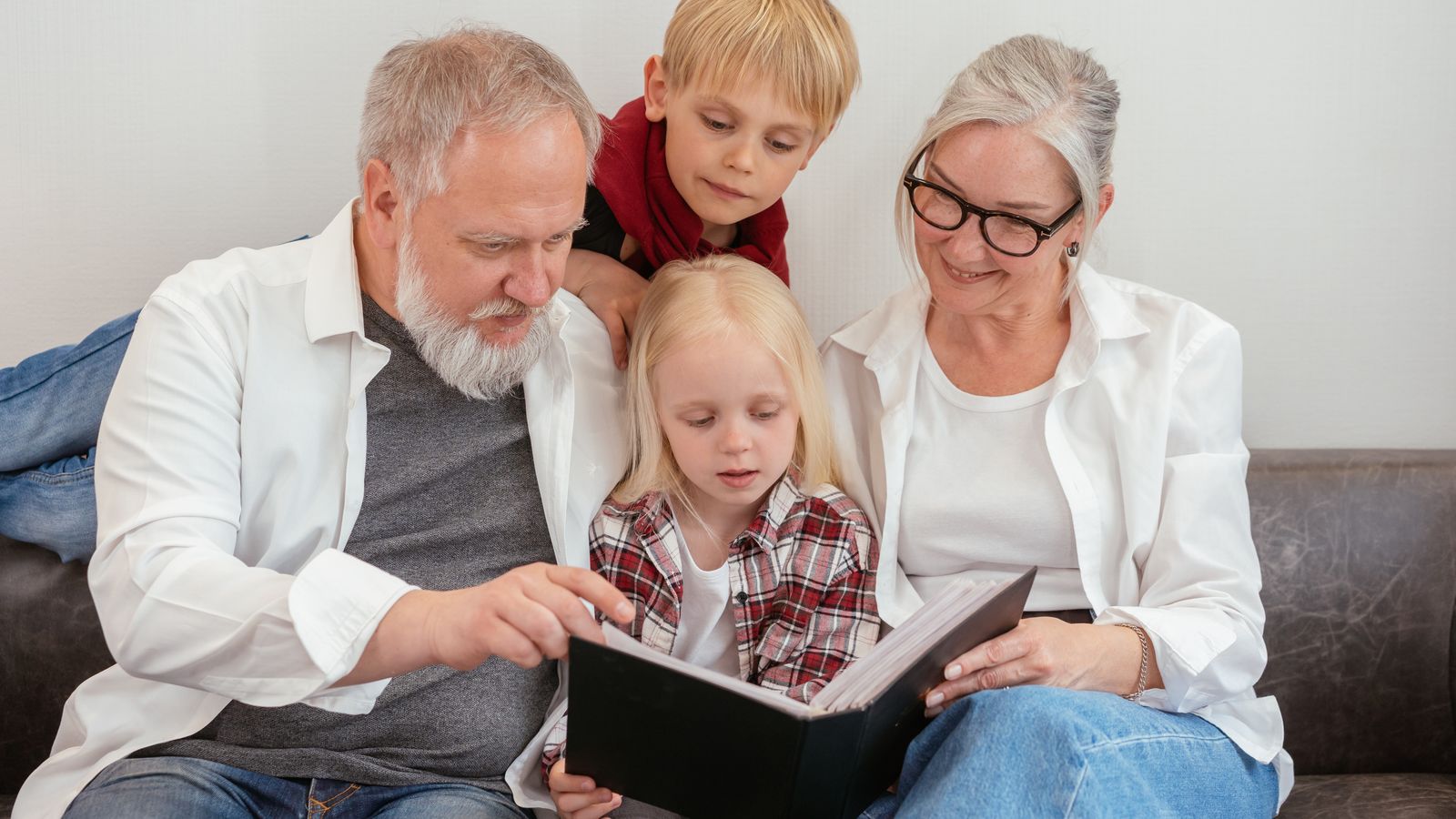 Großeltern mit Kindern und Enkeln